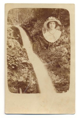 AD 1376 C. P.VECHE-DOAMNA IN TINUTA DE EPOCA-PE FUNDAL O FRUMOASA CASCADA foto