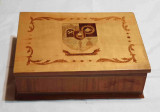 Caseta cutie din lemn furnir lacuit anii 1970 pe capac stema Judet Caras Severin