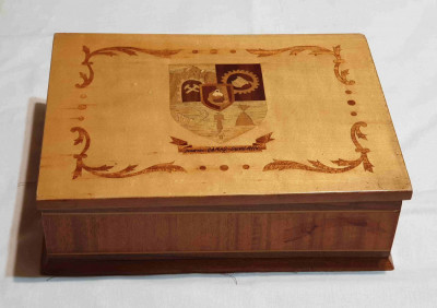 Caseta cutie din lemn furnir lacuit anii 1970 pe capac stema Judet Caras Severin foto
