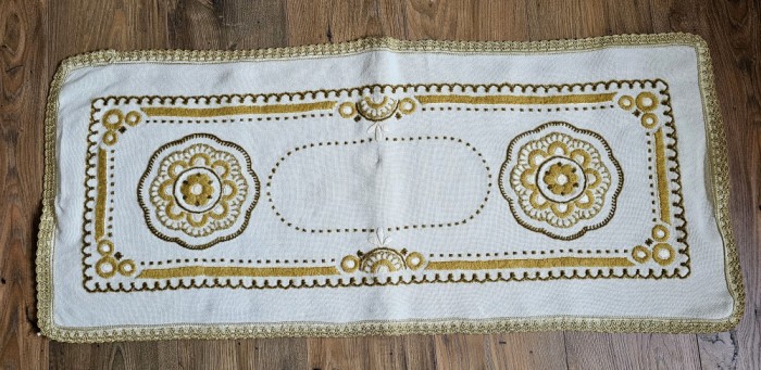 TRAVERSA / CENTRU DE MASA VINTAGE CU BOGAT MODEL CUSUT MANUAL CU LANA