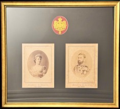 Suveranii Rom&acirc;niei, regele Carol I și regina Elisabeta, două fotografii de cabinet, atelier Sz&ouml;ll&ouml;sy