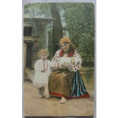 Carte postala, mama cu copii in costume traditionale, perioada interbelica