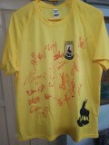 Tricou cu autografe -- Ceahlaul Piatra Neamt -- Banii merg la un baiat bolnav.