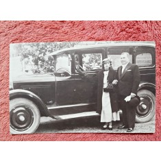 Fotografie tip carte postala, barbat si femeie langa masina, perioada interbelica
