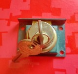 G475-Broasca mica veche DIAMOND alama si metal functionala pentru usi mici de birou,biblioteci etc. Marimi: exterior 5,2/4 cm.