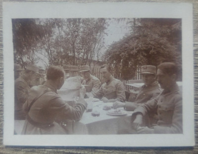 Militari citind ziarul Universul, perioada interbelica// fotografie foto