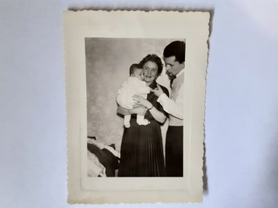 Fotografie cca 8/10 cm cu cuplu cu bebeluș foto