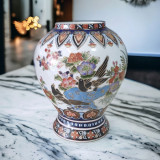 Vază de porțelan chinezesc decorată &icirc;n stil Imari, &icirc;n stilul perioadei Dinastiei Ming, Semnata