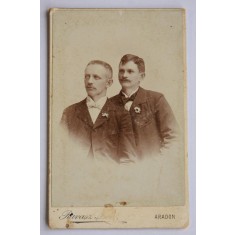 CDV Atelier Romania Aradon Arad Ravasz Imre - Bărbați &icirc;n ținută de epoca - cca. 1900