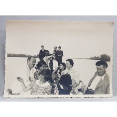 GRUP IN BARCA , PE DUNARE , FOTOGRAFIE TIP CARTE POSTALA , MONOCROMA, NECIRCULATA , DATATA 1937