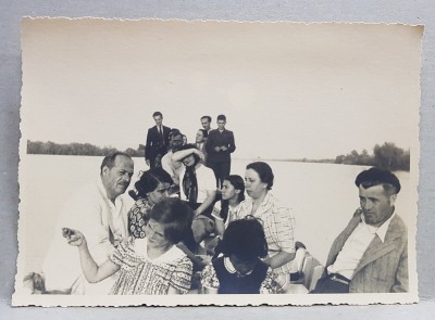 GRUP IN BARCA , PE DUNARE , FOTOGRAFIE TIP CARTE POSTALA , MONOCROMA, NECIRCULATA , DATATA 1937 foto