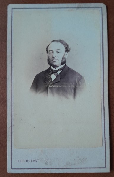 Fotografie tip CDV, barbat cu perciuni, inceput de scol XX