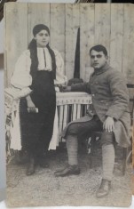 Fotografie tip carte postala, necirculata, militar si femeie in port popular, 1918