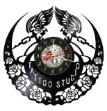 Ceas de perete decorativ realizat din disc de vinil, Model Tattoo Studio / Salon Tatuaje cu Masini de Tatuat si Trandafiri, Negru, 30 cm