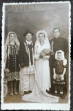 Fotografie tip carte postala, mire si mireasa impreuna cu nasii, perioada interbelica
