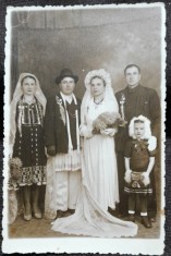 Fotografie tip carte postala, mire si mireasa impreuna cu nasii, perioada interbelica