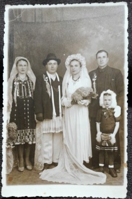Fotografie tip carte postala, mire si mireasa impreuna cu nasii, perioada interbelica foto