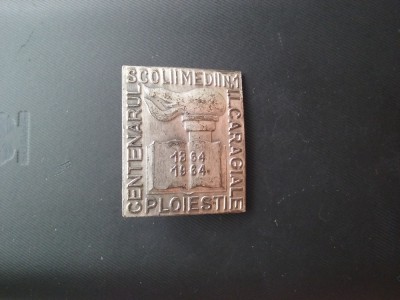 1964 Insigna Centenarul scolii medii I.L.Caragiale Ploiesti foto