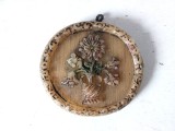 Medalion de ceara tablou miniatura decor de agatat, cu cos cu flori, 10x9cm, vintage, decor casa papusii, colectie, etc.