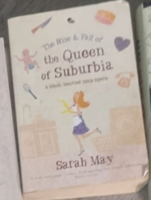 THE RISE &amp;amp; FALL OF THE QUEEN OF SUBURBIA - SARAH MAY foto