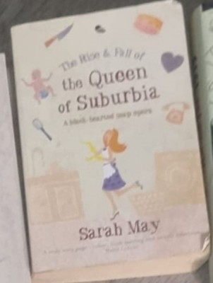 THE RISE &amp;amp; FALL OF THE QUEEN OF SUBURBIA - SARAH MAY foto