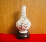 VAZA DECORATIVA DIN PORTELAN CHINEZESC TRAFORAT, PICTATA MANUAL H18CM