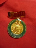 Insigna 40 Ani de la primele Santiere ale Tineretului 1988 ,d=3,3cm ,metal si em