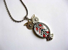 Pandantiv bufnita cu motiv traditional si metal argint tibetan 29373