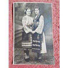 Fotografie tip carte postala, mama si fiica in costume populare, perioada interbelica