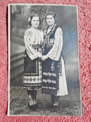 Fotografie tip carte postala, mama si fiica in costume populare, perioada interbelica foto