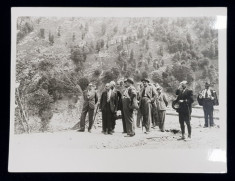 FOTOGRAFIE DE GRUP IN PASUL LAINICI , FOTOGRAFIE MONOCROMA, PE HARTIE LUCIOASA , PERIOADA POSTBELICA foto