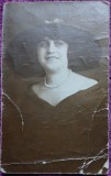Fotografie tip Carte Postala, Femeie cu palarie si sirag de perle, 1924