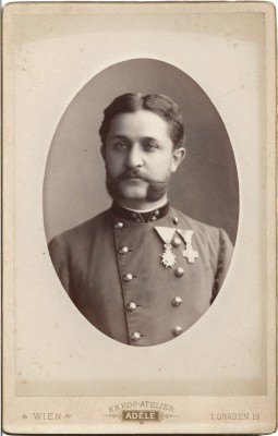 A3804N Constantin Rădulescu &amp;icirc;n uniformă de medic militar &amp;icirc;n Regimentul 9 Husari, studio Adele, Viena foto