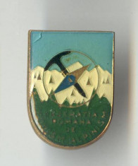 Insigna veche Federatia Romana de TURISM - ALPINISM 1970 - VARIANTA foto