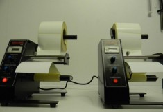 Dispenser automat de etichete autoadezive