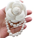 Cumpara ieftin Brosa floare cu perle mare alba