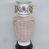 Vaza chinezeasca cu suport din portelan traforat, veche, vintage