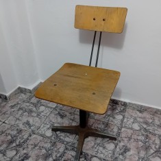 Scaun rotativ de arhitect, din anii 1950.