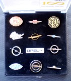 I.469 SET 12 INSIGNE AUTO EVOLUTIA SIGLEI OPEL DE-A LUNGUL ANILOR