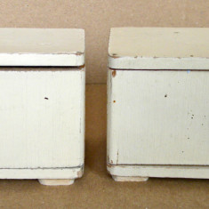 Set 2 dulapuri, mobilier din lemn jucarii pentru papusi, miniaturi vintage 1960