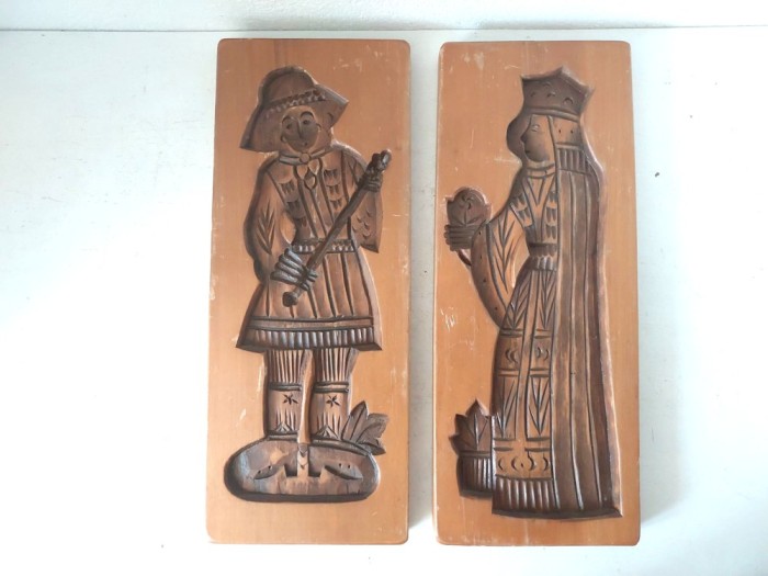 * Set 2 panouri sculptate &icirc;n lemn, motive tradiționale, păstor și domnita, sculptură incizată tip forme de turtă dulce, decorative, vintage