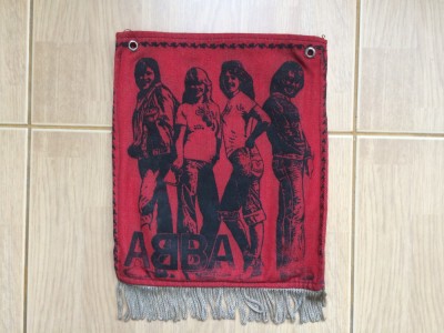 sacosa mica din panza veche din anii &amp;#039;70 - &amp;#039;80 fata verso cu formatiile abba si boney m foto