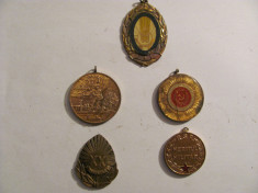CY - Lot 5 insigne &amp;amp; medalii Romania comunista / starea care se vede foto