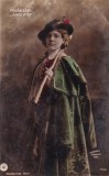Femeie cu palarie si jacheta brodata pozand ca personaj istoric (circulata 1906)