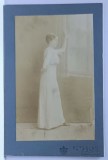 STUDIO ' FOTOGLOB ' BUCURESTI , TANARA CU ROCHIE ALBA , LA FEREASTRA , FOTO CABINET , 17 IAN. 1912