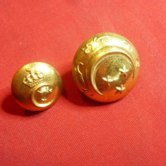 2 Nasturi Militari Egipt ,metal aurit ,semiluna cu 3 stele , d= 2,3 si 1,5 cm