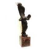 Vultur in zbor-statueta din bronz cu un soclu din marmura TM-122