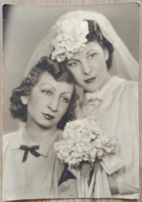 Mireasa si domnisoara de onoare// Polyfoto Bucuresti 1942 foto