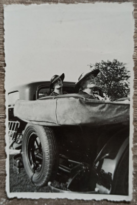 Doamne in automobil de epoca, Bucuresti 1938// fotografie foto