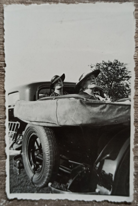 Doamne in automobil de epoca, Bucuresti 1938// fotografie